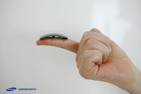 삼성디스플레이가 삼성전자의 '기어핏2'에 공급한 '커브드 슈퍼 아몰레드(AMOLED)' 디스플레이 패널. <삼성디스플레이 제공>